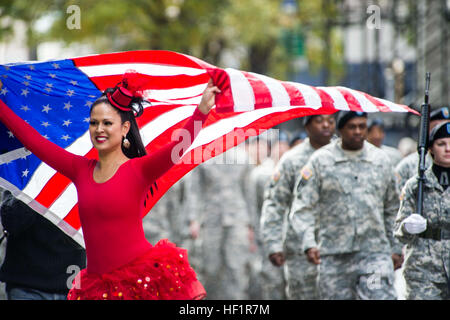 131111-N-UE577-666 USS New York--März Teilnehmer in der Veterans Day Parade auf der 5th Ave.  Segler sind in Veteranen Woche New York City, den Service von unserer Nation Veteranen Ehren beteiligt.  (Foto: U.S. Navy MC2 Andrew B. Church/freigegeben) Veteranen Woche New York City (Bild 8 von 9) (10820878616) Stockfoto