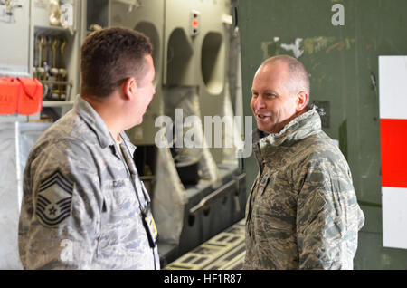 Chief Master Sgt. James Hotaling, Command Chief Master Sergeant der Air National Guard (rechts), spricht mit Minnesota Air National Gardist Chief Master Sgt. Dan Cisar am 13. November 2013. Die beiden waren an Bord ein 172. Airlift Wing c-17 in Deutschland, während Patienten während einer Mission aeromedical Evakuierung in das Flugzeug geladen wurden. Hotaling reiste auf die Mission, die eine Besatzung aus der Mississippi National Guard 172. AW und medizinisches Personal von Minnesotas 133. AW Medical Group enthalten. Command Chief Master Sgt. Jim Hotaling fliegt mit 172. Airlift Wing 131113-Z-NM995-001 Stockfoto