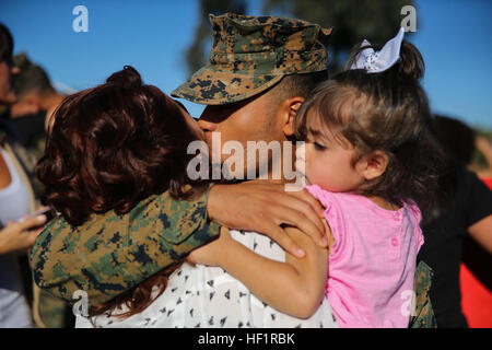 MARINE CORPS BASE CAMP PENDLETON, Kalifornien - A Marine mit Bravo Company, 3. Assault Amphibian Battalion, grüßt seine Familie mit Umarmungen und Küsse während des Unternehmens Heimkehr hier, 14. November 2013. Die Marines kehrte nach einem sechsmonatigen Einsatz nach Okinawa, Japan. Während der Bereitstellung das Unternehmen Schulungen mit Militärs durchgeführt und Zug und Firma Übungen in der kombinieren Arme Training Center Camp Fuji abgeschlossen. Gators Rückkehr in die Heimat nach sechs Monaten in Japan 131114-M-PC317-008 Stockfoto