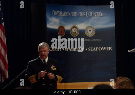 DENVER, Col (27. März 2008) âÄì Chief of Naval Operations (CNO) Admiral Gary Roughead spricht mit lokalen Wissenschaft, Wirtschaft und Regierung Beamte und beantwortet Fragen während des Gesprächs mit dem Land in Denver, Col.  Roughead diskutiert die wichtige Rolle der Matrosen und Marine Zivilisten in der kooperative Strategie für 21. Jahrhundert Seemacht. Foto: U.S. Navy Mass Communication Specialist 1. Klasse Tiffini M. Jones ADM Roughead 080327-N-FI224-141 Stockfoto