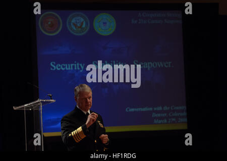 DENVER, Col (27. März 2008) âÄì Chief of Naval Operations (CNO) Admiral Gary Roughead spricht mit lokalen Wissenschaft, Wirtschaft und Regierung Beamte und beantwortet Fragen während des Gesprächs mit dem Land in Denver, Col.  Roughead diskutiert die wichtige Rolle der Matrosen und Marine Zivilisten in der kooperative Strategie für 21. Jahrhundert Seemacht. Foto: U.S. Navy Mass Communication Specialist 1. Klasse Tiffini M. Jones ADM Roughead 080327-N-FI224-183 Stockfoto