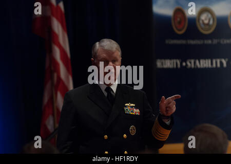 DENVER, Col (27. März 2008) âÄì Chief of Naval Operations (CNO) Admiral Gary Roughead spricht mit lokalen Wissenschaft, Wirtschaft und Regierung Beamte und beantwortet Fragen während des Gesprächs mit dem Land in Denver, Col.  Roughead diskutiert die wichtige Rolle der Matrosen und Marine Zivilisten in der kooperative Strategie für 21. Jahrhundert Seemacht. Foto: U.S. Navy Mass Communication Specialist 1. Klasse Tiffini M. Jones ADM Roughead 080327-N-FI224-203 Stockfoto