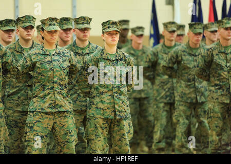 PFC. Cristina Fuentes Montenegro, 25, eines der ersten drei Absolventinnen der Marine aus der Schule der Infanterie-Ost Infanteriebataillon Training Kurs und gebürtig aus Coral Springs, Florida, links, und Pfc. Julia Carroll, 18, eines der ersten drei Absolventinnen der Marine aus der Schule der Infanterie-Ost Infanteriebataillon Training Kurs und gebürtig aus Idaho Falls, Idaho, stehen an der Position des Parade Rest während die Teilung der Firma Delta , Training Infanteriebataillon, Schule der Infanterie-Ost am Camp Geiger, N.C. 21 November. Die Staffelung von 224 Schüler markiert die erste Klasse der Marine Stockfoto