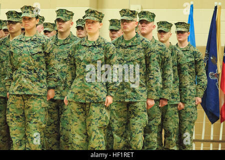 PFC. Cristina Fuentes Montenegro, 25, eines der ersten drei Absolventinnen der Marine aus der Schule der Infanterie-Ost Infanteriebataillon Training Kurs und gebürtig aus Coral Springs, Florida, links, und Pfc. Julia Carroll, 18, eines der ersten drei Absolventinnen der Marine aus der Schule der Infanterie-Ost Infanteriebataillon Training Kurs und gebürtig aus Idaho Falls, Idaho, stehen an der Position der Aufmerksamkeit während der Graduierung Delta Unternehmen , Training Infanteriebataillon, Schule der Infanterie-Ost am Camp Geiger, N.C. 21 November. Die Staffelung von 227 Schüler markiert die erste Klasse der Marines Stockfoto