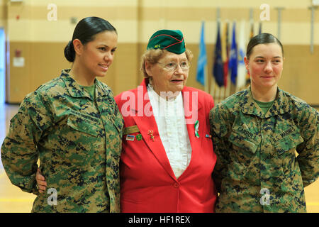 PFC. Cristina Fuentes Montenegro, 25, einer der ersten drei Marine-Absolventinnen aus der Schule der Infanterie-Ost Infanteriebataillon Training Kurs und gebürtig aus Coral Springs, Florida, links und Pfc. Julia Carroll, 18, eines der ersten drei Absolventinnen der Marine aus der Schule der Infanterie-Ost Infanteriebataillon Training Kurs und gebürtig aus Idaho Falls, Idaho, weit rechts, stehen mit Shirley M. John aus North Carolina Tarheel Kapitel des Vereins Frauen Marines nach der Abschlussfeier der Delta Unternehmen, Ausbildung Infanteriebataillon, Schule der Infanterie-Ost bei C Stockfoto