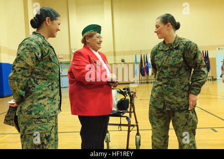 PFC. Cristina Fuentes Montenegro, 25, einer der ersten drei Marine-Absolventinnen aus der Schule der Infanterie-Ost Infanteriebataillon Training Kurs und gebürtig aus Coral Springs, Florida, links und Pfc. Julia Carroll, 18, eines der ersten drei Absolventinnen der Marine aus der Schule der Infanterie-Ost Infanteriebataillon Training Kurs und gebürtig aus Idaho Falls, ID, mit Shirley M. John aus North Carolina Tarheel Kapitel des Vereins Frauen Marines nach der Abschlussfeier der rechtsextremen, besuchen Delta Unternehmen, Ausbildung Infanteriebataillon, Schule der Infanterie-East bei Cam Stockfoto