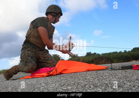 Lance Cpl. Jessie B. Vangelder Hämmer in einer VS-17-Plattform in der Tinian Backer Start-und Landebahn am North Field 19. November während der Übung Forager Fury II. Die VS-17 Plattformen ermöglichen Flugzeugpiloten, eine Sehhilfe zu haben, bei der Landung auf einer Start-und Landebahn. Band ist ein Navigationshilfen Techniker MMT (Marine Air Traffic Controller Mobile Team) aus Pittsburgh, Pennsylvania, mit Marine Air Control Squadron 4, Marine Air Control Gruppe 18, 1. Marine Aircraft Wing III. Marine Expeditionary Force. MMT Marines vorbereiten geplant Landungen 131119-M-BC491-0024 Baker Piste. Stockfoto