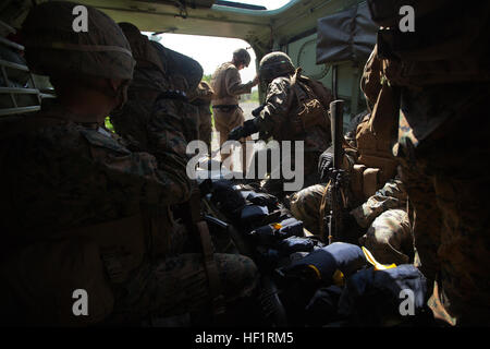 Marines des 1. Bataillons, 3. Marine-Regiments, führen während einer Trainingsübung im Marine Corps Training Area Bellows, Hawaii, einen Angriff auf das städtische Gelände durch. Stockfoto