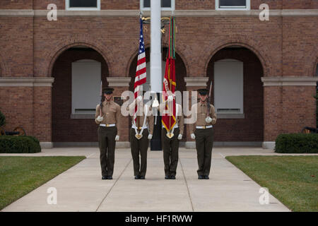 US-Marines der Marine Barracks Washington (MBW) zeigen die Farben während in einer Meritorious Unit Citation Zeremonie am MBW in Washington, D.C., 22. November 2013. Der Kommandant des Marinekorps, General James F. Amos nicht gezeigt, verliehen die Multifunktionsleiste MBW Marines als Anerkennung für ihre Bemühungen in der Saison 2013 Parade. (U.S. Marine Corps Foto von Pfc. Samantha Draughon/freigegeben) Meritorious Unit Citation Zeremonie 131122-M-EL431-126 Stockfoto