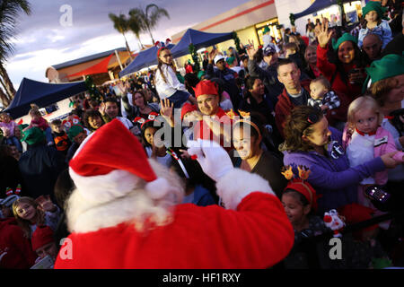 Die Marines auf der Marine Corps Air Station Miramar feiern die Weihnachtszeit mit einer Weihnachtsbaumbeleuchtung und besuchen den Weihnachtsmann und den Grinch und sammeln Kinderwunschlisten. Stockfoto