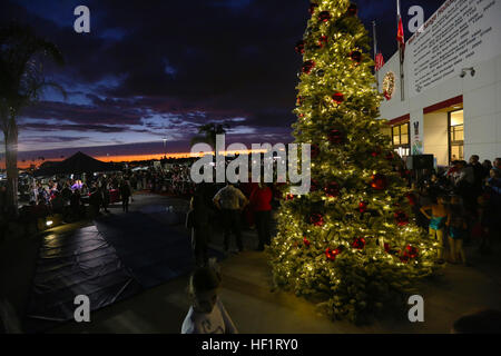 Das Personal der Marine Corps Air Station Miramar feiert die Weihnachtszeit mit einer Weihnachtsbaumbeleuchtung an der Post Exchange, bei der Familie und Gemeinde engagiert werden. Stockfoto