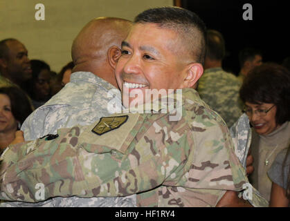 Georgiens Armee National Gardist Oberstleutnant Ed Granados und 878th Engineer Battalion Commander Umarmungen Fellow Soldat am Gerät Armory Samstagabend nach fast einen ganzjährigen Einsatz nach Afghanistan mit 878th Pionier-Bataillon. Die 878th geschützt Koalitionstruppen und afghanische Zivilisten durch die Durchführung von Route Räumungsarbeiten in Südafghanistan entworfen, um zu suchen und mögliche explosive Vorrichtungen zu entwaffnen. Diese Vorgänge sind entscheidend für sichere Mobilität für Koalitionstruppen einschließlich Afghanistans Sicherheitskräfte bereitzustellen. Die Augusta-basierte 878th Pionier-Bataillon ist Teil der Columbus Stockfoto