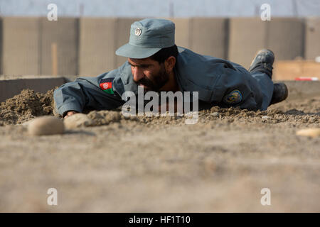 Ein afghanischer Polizist einheitliche Züge in Lashkar Gah Training Center (LTC), Provinz Helmand, Afghanistan, 25. November 2013. Mitglieder der Afghanischen Nationalpolizei besuchen die LTC um grundlegende Polizeiausbildung in verschiedenen Fächern wie Alphabetisierung, Fahrzeug Suche, improvisierten Sprengkörpern Niederlage, Bohrer und erste Hilfe zu erhalten. (Offizielle Marinekorps Foto von Sgt. Tammy K. Hineline/freigegeben) Afghanische Polizei zwingt Zug im Lashkar Gah Training Center 131125-M-RF397-146 Stockfoto