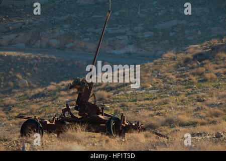 Eine verlassene russische Flak befindet sich außerhalb der defensive Perimeter von Beobachtungsposten Athen, Provinz Helmand, Afghanistan, 28. November 2013. Die Umgebung von Athen OP ist übersät mit Blindgänger russischer Verordnung und militärischen Ausrüstung von der sowjetischen Besatzung vor mehr als 30 Jahren aufgegeben. Letzte Uhr reflektieren Marines an Thanksgiving aus Berg Außenposten 131128-M-ZB219-068 Stockfoto