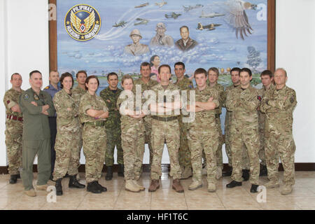 Service-Mitglieder aus dem Vereinigten Königreich, Australien und Kanada, zur Unterstützung der Taifun Haiyan Hilfsmaßnahmen, posieren für ein Gruppenfoto am Camp Aguinaldo, Manila, Philippinen, 29. November 2013, während der Operation PATWIN.  Die Service-Mitglieder waren Teil der Commonwealth-Partnern, humanitäre Hilfe Katastropheneinsätzen Gruppe.  Auf Antrag der Regierung der Philippinen bieten internationaler Streitkräfte in der Region ihre Unterstützung.  Australien, Japan, Malaysia, Indien, Singapur, Südkorea, Brunei, Großbritannien, Neuseeland, Thailand, Taiwan und der Volksrepublik Repu Stockfoto