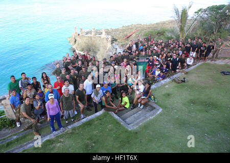 Teilnehmer an der 2. Tinian Hafa Öksüz 5K run posieren für ein Foto vor dem Sprung in den Gewässern der Taga Beach nach der 30. November laufen. Der Lauf bestand aus mehr dann 120 Teilnehmer, darunter Anwohner und Service-Mitglieder derzeit auf Tinian Teilnahme an Übung Forager Fury II, die eine gemeinsame Übung sollen die beschäftigen und Kampfkraft Generation in einer bereitgestellten und karge Umgebung zu bewerten. (US-Marine Foto von CPL. J. Gage Karwick/freigegeben) Mitglieder der Diensthost Hafa Öksüz 5K Run auf Tinian 131130-M-BC491-188 Stockfoto