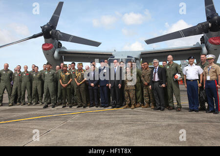 US-Soldaten posieren mit dem Sultan von Brunei Haji Hassanal Bolkiah Mu'izzaddin Nationalphilosophie vor ein MV-22 Osprey Dez. 3 Rimba Luftwaffenstützpunkt in Brunei, während der 4. Biennale von Brunei Darussalam internationale Verteidigung Ausstellung und Konferenz. Die fünftägige Veranstaltung umfasst Displays und Demonstrationen von militärischer Ausrüstung, mit dem Thema die Fähigkeit Lücke. BRIDEX 13 ist eine Chance für die Kommunikation und Zusammenarbeit mit regionalen Partnern und Verbündeten, baut starke multilaterale Beziehungen und erhöht die Bereitschaft für Katastrophen und andere Einsätze. Beteiligung der USA Stockfoto