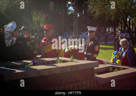 Sergeant Major Jerry Gomes, Sergeant-Major der Marine Corps Recruiting Station Phoenix bereitet einen Kranz an der Basis des Dübels von US-Schlachtschiff USS Arizona, während die Einweihung eines zweiten Weltkriegs-Denkmals in Phoenix, 7. Dezember 2013 zu platzieren. "Es ist eine Ehre, den Träger des einen Kranz zu Ehren unserer größten Generation und die vielen Marines und Service-Mitglieder, die den Grundstein für dieses Land", sagte Gomes. Die Bestandteile der Gedenkstätte die Namen des militärischen Personals von Arizona, die während des Krieges angezeigt auf Stahlplatten zwischen massiven Geschützrohre von der USS Arizona gestorben Stockfoto