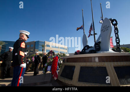 Sergeant Major Jerry Gomes, Sergeant-Major der Marine Corps Recruiting Station Phoenix, ehrt einen Kranz nach dem Platzieren an der Basis des Dübels von US-Schlachtschiff USS Arizona, während der Einweihung eines Denkmals des zweiten Weltkriegs in Phoenix, 7. Dezember 2013. "Es ist eine Ehre, den Träger des einen Kranz zu Ehren unserer größten Generation und die vielen Marines und Service-Mitglieder, die den Grundstein für dieses Land", sagte Gomes. Die Bestandteile der Gedenkstätte die Namen des militärischen Personals von Arizona, die während des Krieges angezeigt auf Stahlplatten zwischen massiven Geschützrohre von der USS A gestorben Stockfoto