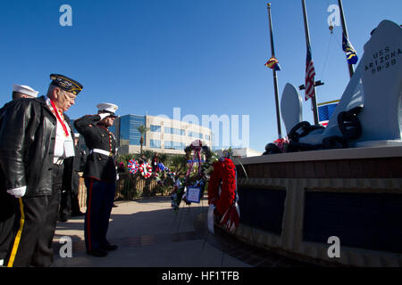 Sergeant Major Jerry Gomes, Sergeant-Major der Marine Corps Recruiting Station Phoenix, rendert einen Gruß nach der Platzierung eines Kranzes an der Basis des Dübels von US-Schlachtschiff USS Arizona, während der Einweihung eines Denkmals des zweiten Weltkriegs in Phoenix, 7. Dezember 2013. "Es ist eine Ehre, den Träger des einen Kranz zu Ehren unserer größten Generation und die vielen Marines und Service-Mitglieder, die den Grundstein für dieses Land", sagte Gomes. Die Bestandteile der Gedenkstätte die Namen des militärischen Personals von Arizona, die während des Krieges angezeigt auf Stahlplatten zwischen massiven Kanonenrohre aus th gestorben Stockfoto