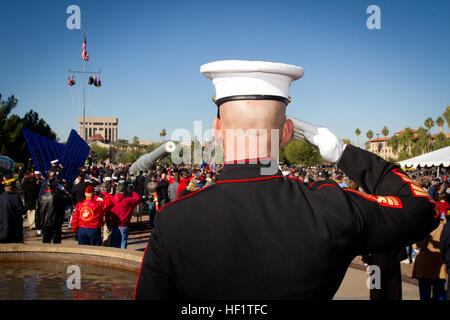 Sergeant Major Jerry Gomes, Sergeant-Major der Marine Corps Recruiting Station Phoenix, rendert einen Gruß nach der Platzierung eines Kranzes an der Basis des Dübels von US-Schlachtschiff USS Arizona während der Einweihungsfeier ein zweiter Weltkrieg-Denkmal in Phoenix, 7. Dezember 2013. "Es ist eine Ehre, den Träger des einen Kranz zu Ehren unserer größten Generation und die vielen Marines und Service-Mitglieder, die den Grundstein für dieses Land", sagte Gomes. Die Gedenkstätte verfügt über die Namen des militärischen Personals von Arizona starb während des Krieges angezeigt auf Stahlplatten zwischen massiven Geschützrohre aus der Stockfoto