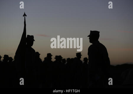 Marines mit Alpha Company, 1. Bataillon, 7. Marineregiment stehen stramm während einer Promotion-Zeremonie im Marine Corps Air Ground Combat Center Twentynine Palms, Kalifornien, 7. Dezember 2013. Die Infanteristen nahm eine kurze Pause während ihrer Mission Bereitschaft Übung zur Förderung von Marines und gutes Verhalten Medaillen vergeben. Förderung Zeremonien sind eine der zahlreichen laufenden Traditionen gewahrt in der Marine Corps. Das Bataillon ist weiterhin einen strenger Trainingsplan vor der Bereitstellung in Afghanistan in diesem Frühjahr geplant. Marines während MRX 131207-M-OM885-349 anerkannt Stockfoto