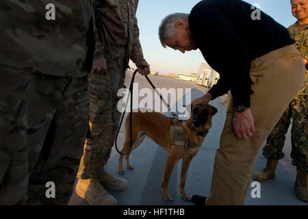 US-Verteidigungsminister Chuck Hagel, zweiter von rechts, Haustiere Bailey, ein US-Militär Gebrauchshund, während des Besuchs Soldat innen Kandahar airfield, Provinz Kandahar, Afghanistan, 8. Dezember 2013. (Foto: DoD Erin A. Kirk-Cuomo/freigegeben) US-Verteidigungsminister 131208-D-BW835-1125 Stockfoto