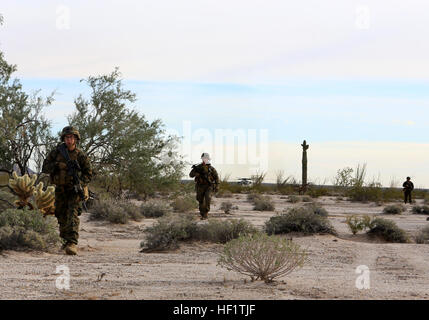 US-Marines mit 3rd Platoon, Fox Company, 2. Bataillon, 1. Marineregiment (2/1), 1st Marine Division (MARDIV), sorgen für Sicherheit während einer taktischen Recovery von Flugzeugen und Personal (TRAP) während der Teilnahme an der Übung Stahl Ritter 2014 (SK-14) in Yuma, Arizona, 9. Dezember 2013.  SK-14 ist ein groß angelegtes, kombinierte Waffen, Leben Feuer ausüben Integration von Bodentruppen aus 1. MARDIV, Luftfahrt und logistische Unterstützung von 3. MAW und 1st Marine Logistics Group, um sicherzustellen, dass unsere Nation vollständig für die Beschäftigung als ein Manöver vorbereitet ist über den Bereich der militärischen Operationen zwingen. (U.S. Marine Corps pho Stockfoto