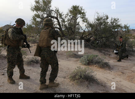 US-Marines mit 3rd Platoon, Fox Company, 2. Bataillon, 1. Marineregiment (2/1), 1st Marine Division (MARDIV), führen einen taktischen Recovery von Flugzeugen und Personal (TRAP) während des Trainings Stahl Ritter 2014 (SK-14) in Yuma, Arizona, 9. Dezember 2013.  SK-14 ist ein groß angelegtes, kombinierte Waffen, Leben Feuer ausüben Integration von Bodentruppen aus 1. MARDIV, Luftfahrt und logistische Unterstützung von 3. MAW und 1st Marine Logistics Group, um sicherzustellen, dass unsere Nation vollständig für die Beschäftigung als ein Manöver vorbereitet ist über den Bereich der militärischen Operationen zwingen. (U.S. Marine Corps Foto von Sgt. Keonaona C. Paulo, 3r Stockfoto