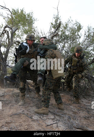 US-Marines mit 3rd Platoon, Fox Company, 2. Bataillon, 1. Marineregiment (2/1), 1st Marine Division (MARDIV), Abrufen nach unten Pilot während einer taktischen Recovery von Flugzeugen und Personal (TRAP) während der Teilnahme an der Übung Stahl Ritter 2014 (SK-14) in Yuma, Arizona, 9. Dezember 2013.  SK-14 ist ein groß angelegtes, kombinierte Waffen, Leben Feuer ausüben Integration von Bodentruppen aus 1. MARDIV, Luftfahrt und logistische Unterstützung von 3. MAW und 1st Marine Logistics Group, um sicherzustellen, dass unsere Nation vollständig für die Beschäftigung als ein Manöver vorbereitet ist über den Bereich der militärischen Operationen zwingen. (US Marine Corp Stockfoto