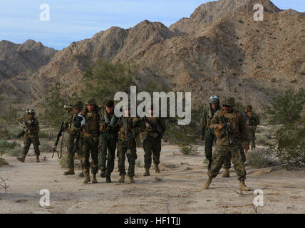 US-Marines mit 3rd Platoon, Fox Company, 2. Bataillon, 1. Marineregiment (2/1), 1st Marine Division (MARDIV), Abrufen nach unten Pilot während einer taktischen Recovery von Flugzeugen und Personal (TRAP) während der Teilnahme an der Übung Stahl Ritter 2014 (SK-14) in Yuma, Arizona, 9. Dezember 2013. SK-14 ist ein groß angelegtes, kombinierte Waffen, Leben Feuer ausüben Integration von Bodentruppen aus 1. MARDIV, Luftfahrt und logistische Unterstützung von 3. MAW und 1st Marine Logistics Group, um sicherzustellen, dass unsere Nation vollständig für die Beschäftigung als ein Manöver vorbereitet ist über den Bereich der militärischen Operationen zwingen. (US Marine Corps Stockfoto