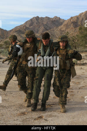 US-Marines mit 3rd Platoon, Fox Company, 2. Bataillon, 1. Marineregiment (2/1), 1st Marine Division (MARDIV), Abrufen nach unten Pilot während einer taktischen Recovery von Flugzeugen und Personal (TRAP) während der Teilnahme an der Übung Stahl Ritter 2014 (SK-14) in Yuma, Arizona, 9. Dezember 2013.  SK-14 ist ein groß angelegtes, kombinierte Waffen, Leben Feuer ausüben Integration von Bodentruppen aus 1. MARDIV, Luftfahrt und logistische Unterstützung von 3. MAW und 1st Marine Logistics Group, um sicherzustellen, dass unsere Nation vollständig für die Beschäftigung als ein Manöver vorbereitet ist über den Bereich der militärischen Operationen zwingen. (US Marine Corp Stockfoto