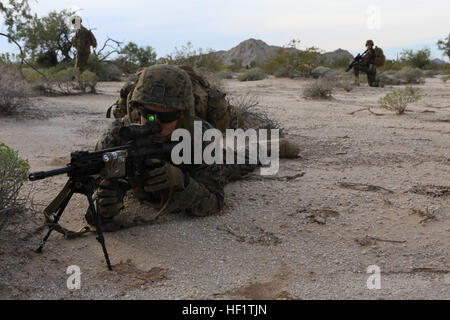 US-Marines mit 3rd Platoon, Fox Company, 2. Bataillon, 1. Marineregiment (2/1), 1st Marine Division (MARDIV), sorgen für Sicherheit während einer taktischen Recovery von Flugzeugen und Personal (TRAP) während der Teilnahme an der Übung Stahl Ritter 2014 (SK-14) in Yuma, Arizona, 9. Dezember 2013.  SK-14 ist ein groß angelegtes, kombinierte Waffen, Leben Feuer ausüben Integration von Bodentruppen aus 1. MARDIV, Luftfahrt und logistische Unterstützung von 3. MAW und 1st Marine Logistics Group, um sicherzustellen, dass unsere Nation vollständig für die Beschäftigung als ein Manöver vorbereitet ist über den Bereich der militärischen Operationen zwingen. (U.S. Marine Corps pho Stockfoto