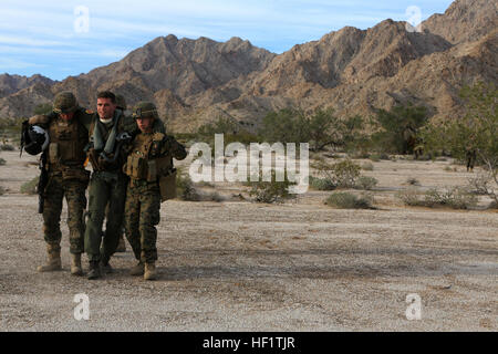 US-Marines mit 3rd Platoon, Fox Company, 2. Bataillon, 1. Marineregiment (2/1), 1st Marine Division (MARDIV), Abrufen nach unten Pilot während einer taktischen Recovery von Flugzeugen und Personal (TRAP) während der Teilnahme an der Übung Stahl Ritter 2014 (SK-14) in Yuma, Arizona, 9. Dezember 2013.  SK-14 ist ein groß angelegtes, kombinierte Waffen, Leben Feuer ausüben Integration von Bodentruppen aus 1. MARDIV, Luftfahrt und logistische Unterstützung von 3. MAW und 1st Marine Logistics Group, um sicherzustellen, dass unsere Nation vollständig für die Beschäftigung als ein Manöver vorbereitet ist über den Bereich der militärischen Operationen zwingen. (US Marine Corp Stockfoto