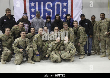 USO Tour Promis posieren für Gruppenfotos am Ende des Urlaubs Truppe besuchen, USO Show am Luftwaffenstützpunkt Bagram, 9. Dezember 2013 statt.  Der 2013 USO Vorsitzende Holiday Tour ist ein sieben-Stop, vier-Länder-Truppe unter der Leitung von Vorsitzenden der Joint Chiefs Of Staff General Martin E. Dempsey.  Der diesjährigen Tour gehören "Duck-Dynastie" Stars Willie und Jep Robertson, Washington Nationals erster Basisspieler Adam LaRoche, Grammy-Gewinner-Sänger und Songschreiber Bridget Kelly, ehemalige New England Patriots beleidigender Gerät und drei Mal super-Bowl-Champion Matt Light, Schauspieler und Komiker Thomas 'Neffe Tommy' M Stockfoto