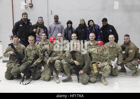 USO Tour Promis posieren für Gruppenfotos am Ende des Urlaubs Truppe besuchen, USO Show am Luftwaffenstützpunkt Bagram, 9. Dezember 2013 statt.   Der 2013 USO Vorsitzende Holiday Tour ist ein sieben-Stop, vier-Länder-Truppe unter der Leitung von Vorsitzenden der Joint Chiefs Of Staff General Martin E. Dempsey.  Das diesjährige Tour beinhaltet "Duck-Dynastie" Stars Willie und Jep Robertson, Washington Nationals erster Basisspieler Adam LaRoche, Grammy-Gewinner-Sänger und Songschreiber Bridget Kelly, ehemalige New England Patriots beleidigender Gerät und drei Mal super-Bowl-Champion Matt Light, Schauspieler und Komiker Thomas "Tommy Neffe" Stockfoto