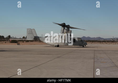 Ein US Marine Corps MV-22 Osprey Tiltrotor Flugzeug mit Marine Medium Tiltrotor Squadron (VMM) 163, Marine Aircraft Group (MAG) 16, bereitet 3rd Marine Aircraft Wing (MAW) vom Marine Corps Air Station Miramar, Kalifornien vom Marine Corps Air Station Yuma, Arizona am Dez. 10, 2013 während des Trainings Stahl Ritter (SK-14) abzunehmen. SK-14 ist eine groß angelegte kombinierte Waffen, live-Feuer-Übung, die Integration von Boden-Truppen aus 1. Marineabteilung, Luftfahrt und logistischen Unterstützung der 3. MAW und 1st Marine Logistics Group, um sicherzustellen, dass unsere Nation vollständig für die Beschäftigung als ein Manöver vorbereitet ist zwingen über th Stockfoto