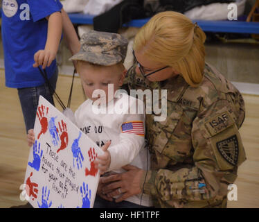 Sgt. Kyla Sampsel hält Sohn Memphis fest in die Arme von einem 10-monatigen Einsatz in Afghanistan nach Hause. Startseite Begrüßung fand sich in Trafalgar 11. Dezember 2013, an Indian Creek High School, Soldaten der 1438th Transportation Company, Indiana National Guard zu begrüßen. (Foto von Jessica Cates, Indiana Nationalgarde) 1438th Transportation Company Heimkehr 131211-Z-PX072-0350 Stockfoto