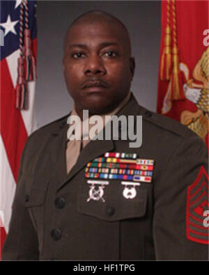 Der Sergeant Major der Marine Aerial Refueler Transport Squadron 252 übernimmt den Posten während einer Entlastungs- und Ernennungszeremonie im Geschwader-Hangar an Bord der Marine Corps Air Station Cherry Point. Stockfoto