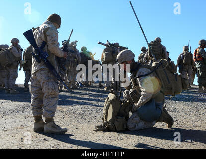US-Marines mit Bravo Company, 1. Bataillon, 5. Marineregiment (1/5), 1st Marine Division (MARDIV) vom Marine Corps Base (MCB) Camp Pendleton, Kalifornien, Radio Kontrollen bei einem Luftangriff während der Teilnahme an der Übung Stahl Ritter 2014 (SK-14) im Camp Wilson, Marine Corps Air Ground Combat Center in Twentynine Palms, Kalifornien, 13. Dezember 2013 durchzuführen.  SK-14 ist eine groß angelegte kombiniert Arme, live-Feuer-Übung, die Integration von Bodentruppen aus dem 1. MARDIV, Luft- und logistischen Unterstützung der 3. MAW und 1st Marine Logistics Group, um sicherzustellen, dass unsere Nation voll für die Beschäftigung als ein Mann bereit ist Stockfoto