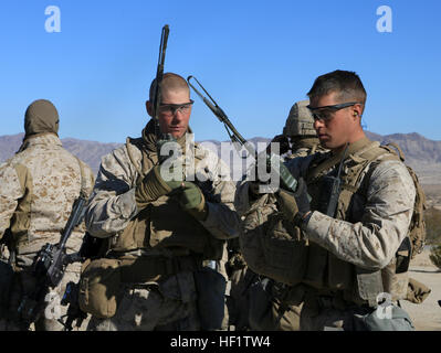 US-Marines mit Bravo Company, 1. Bataillon, 5. Marineregiment (1/5), 1st Marine Division (MARDIV) vom Marine Corps Base (MCB) Camp Pendleton, Kalifornien, Radio Kontrollen bei einem Luftangriff während der Teilnahme an der Übung Stahl Ritter 2014 (SK-14) im Camp Wilson, Marine Corps Air Ground Combat Center in Twentynine Palms, Kalifornien, 13. Dezember 2013 durchzuführen.  SK-14 ist eine groß angelegte kombiniert Arme, live-Feuer-Übung, die Integration von Bodentruppen aus dem 1. MARDIV, Luft- und logistischen Unterstützung der 3. MAW und 1st Marine Logistics Group, um sicherzustellen, dass unsere Nation voll für die Beschäftigung als ein Mann bereit ist Stockfoto