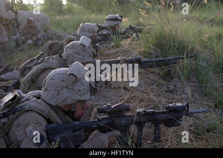 US Marine Corps Marines von Alpha Company, 1. Bataillon, 6. Marine Regiment, 24. Marine Expeditionary Unit, International Security Assistance Force, arbeiten bei Garmsir, Provinz Helmand, Afghanistan, 29. April 2008, während der Operation Enduring Freedom. (Foto: U.S. Marine Corps CPL. Alex C. Guerra) (Freigegeben) US-Marines in Afghanistan Garmsir Stockfoto