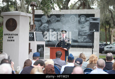 Army Command Sergeant Major Frank Grippe, US Central Command senior Leader eingetragen, gibt seine Bemerkungen während der Irak Krieg Memorial Einweihungsfeier im Hillsborough Memorial Park hier Dez. 14. Während seine Bemerkungen ergänzt er die Bewohner von Hillsborough County als unterstützende und patriotische Bürger des Landes. Die Veranstaltung umfasste auch Äußerungen von US Special Operations Befehl stellvertretender Kommandant, Armee Generalleutnant John Mulholland; ein Gewehr Gruß unter der Leitung von eine Ortsgruppe des Marine Corps League gefolgt von einer Interpretation von "Taps"; und eine Gruppe von Goldstern-Mütter, die die 190 lesen Stockfoto