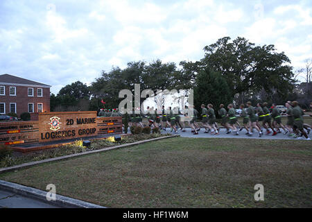 Marines und Segler mit 2. Sanitätsbataillons, Bekämpfung von Logistik-Regiment 25, drangen 2. Marine Logistics Group die 2. MLG-Hauptquartier an Bord Camp Lejeune, North Carolina, während ein Rentier 20. Dezember 2013 laufen. Der Lauf sollte Kameradschaft zu bauen und Service-Mitglieder um Spaß zu haben, während der Arbeit zu ermöglichen. (Foto: U.S. Marine Corps Lance Cpl. Shawn Valosin) Jingle auf dem linken Fuß, Med Bn läuft zu feiern Ferien 131220-M-IU187-092 Stockfoto