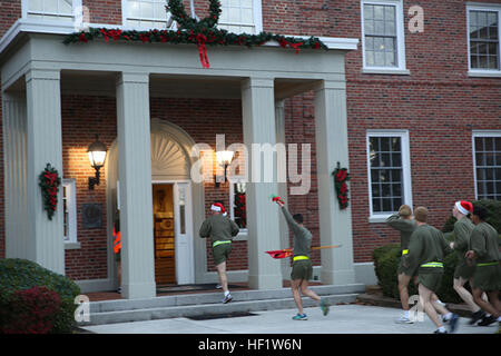 Marines und Segler mit 2. Sanitätsbataillons, Bekämpfung von Logistik-Regiment 25, 2. Marine Logistics Group geben Sie die 2. MLG-Hauptquartier während ein Rentier an Bord Camp Lejeune, North Carolina, 20. Dezember 2013 laufen. Service-Mitglieder rief Weihnachtsgrüße an das Personal des Gebäudes während dashing durch Korridore. (Foto: U.S. Marine Corps Lance Cpl. Shawn Valosin) Jingle auf dem linken Fuß, Med Bn läuft zu feiern Ferien 131220-M-IU187-094 Stockfoto