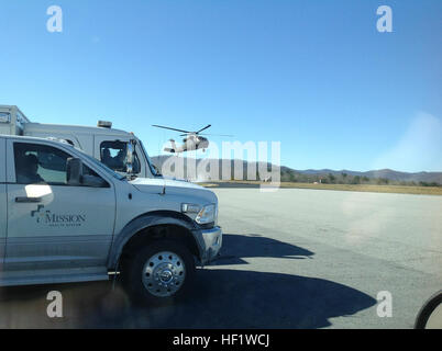 North Carolina National Guard UH-60 Black Hawk Hubschrauber landet bei Asheville Regional Flughafen nach Rettung drei gestrandete Wanderer nach einem Wintersturm in nahe gelegenen Bergen, Samstag, 4. Januar 2014 gefangen. Die Wanderer wurden dann auf lokalen Krankenwagen übertragen und zur Mission Memorial Hospital transportiert. Die NCNG-Crew ist Teil des North Carolina Hubschrauber Aquatic Rescue Team. Das Team Paare NCNG Luftfahrt mit ziviler Ersthelfer. NC-Guard Flieger rief retten gestrandete Wanderer nach Wintersturm 140103-Z-OU450-001 Stockfoto