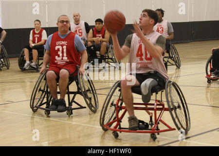 Lance Cpl. Wayne Damron und CPL. Matthew Miller aus Distanz San Antonio Military Medical Center Teilnahme in einem Scimmage Spiel während den Verwundeten Krieger Regiment Rollstuhl Basketball Camp an der University of Central Florida in Orlando.  Marines und Marine-Veteranen, die Teilnahme an dem Camp werden ihre Fähigkeiten in den Bereichen vorbei und schießen, sowie defensive und offensive Techniken erhöhen.  Die Krieger Athlet Aufarbeitung Programm (Krieg-P) bietet Aktivitäten und Möglichkeiten für verletzte, kranke oder verletzte Marines, als Athleten, trainieren gleichzeitig ihre Stärke so th Stockfoto