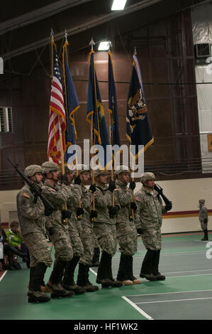 Soldaten des 3rd Battalion, 172. Infanterie-Regiment (Berg), Vermont Army National Guard Color Guard präsentieren die Bataillon-Farben mit den tapferen Unit Award-Streamer an der Norwich University, Northfield, VT., 12. Januar 2014. Das Gerät wurde mit dieser Auszeichnung für außergewöhnliche Heldentum in an militärischen Operationen gegen einen bewaffneten Feind während der Operation Enduring Freedom geehrt. (Foto: U.S. Air National Guard Staff Sgt Sarah Mattison) Vermont-Gerät empfängt tapferen Unit Award 140112-Z-KE462-034 Stockfoto