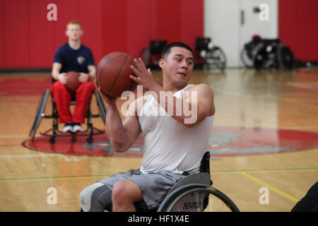 Sgt. Eric Rodriguez aus Los Angeles, geht der Ball zu einem anderen verwundeten Krieger beim Basketballtraining im Paige Fieldhouse, 15 Febr. Mehr als 300 Verletzte, kranke oder verletzte Marines, Marine Veteranen und internationalen Service, an denen Mitglieder der zweiten jährlichen Marinekorps Versuche, Februar 15-21, an Bord der Marine Corps Base Camp Pendleton, Kalifornien teilnehmen wird Die Veranstaltung, die durch das USMC Verwundeten Krieger Regiment gehostet wird, werden individuelle umfassen und Mannschaftsturnier in sitzen, Volleyball, Rollstuhl-Basketball, Schwimmen, Radfahren, schießen, Bogenschießen und Leichtathletik. Vier Teams, Ost, west, vetera Stockfoto