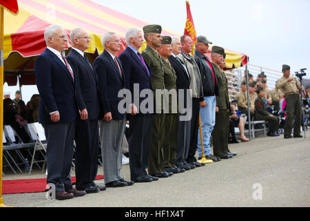 Oberst Baumgarten, fünfter von links, befehlshabender Offizier, 1. Marineregiment, große gen Lawrence Nicholson, Sechster von links, Kommandierender general, 1. Marineabteilung und ehemaligen Kommandanten des Regiments zusammengehalten wie die Bataillone von marschierten, während das Regiment 100-Jahr-Jubiläum-Zeremonie an Bord Camp Pendleton, Kalifornien, 24. Januar 2014 zu begrüßen. Das Regiment hat ein Jahrhundert erstreckte und hat in fast allen großen Engagement aus dem zweiten Weltkrieg und Vietnam zu den letzten Operationen, Operation Iraqi Freedom und Enduring Freedom beteiligt. Das Regiment historische Linie umfasst 19 mich Stockfoto